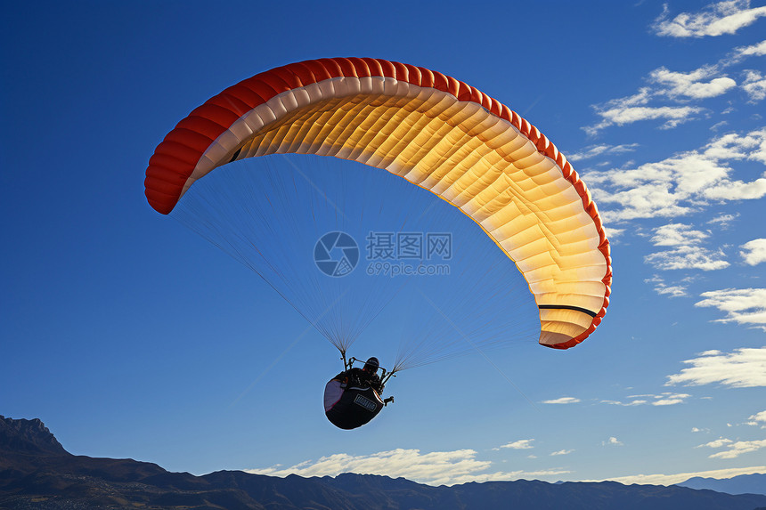 夏季山中的滑翔伞运动图片