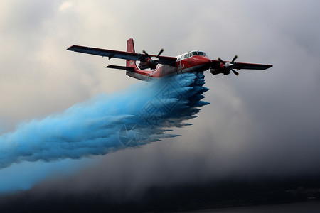 红蓝天空海面上飞翔的涡轮螺旋桨飞机背景