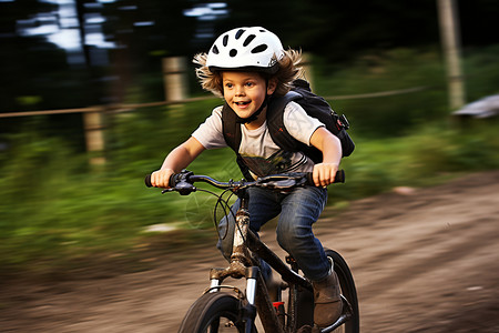 森林小路中骑行的小男孩图片