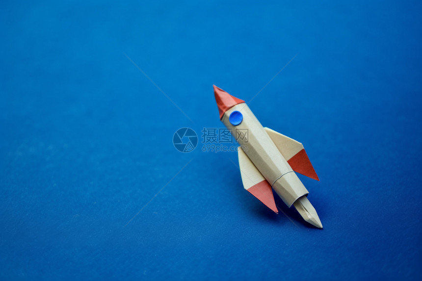 蓝色圆形顶部的火箭图片