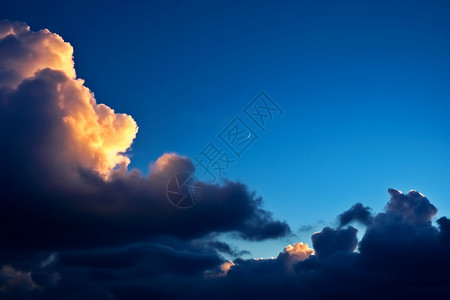 大白云映衬着蓝天背景图片
