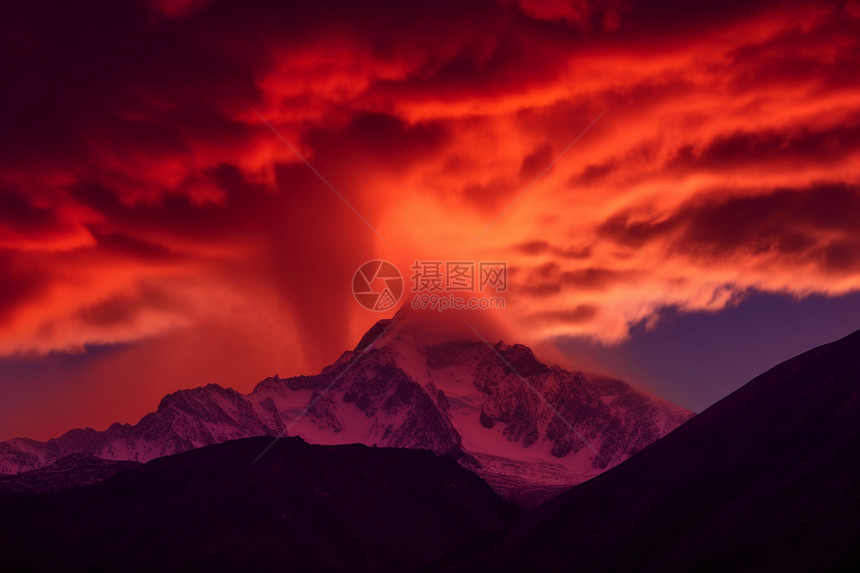 雪山上的红色彩云图片