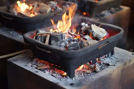 便携式烧烤炉子燃烧的烧烤煤炭背景