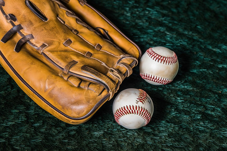 棒球手套和棒球背景图片
