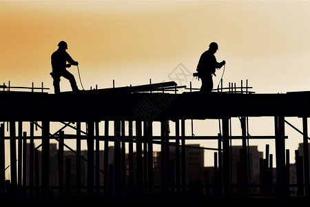 夕阳下的建筑工人图片