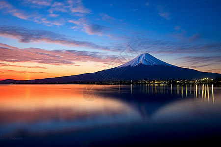 日本花火大会火山下的湖泊背景