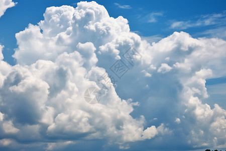 天空中的积雨云背景图片
