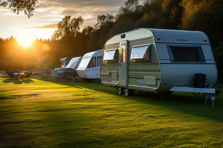 草坪上的小黄车草坪上悠闲的露营房车背景