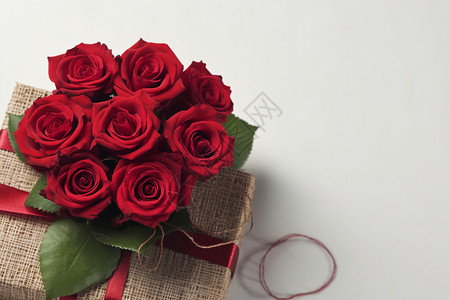 礼物包装上的玫瑰花束背景图片