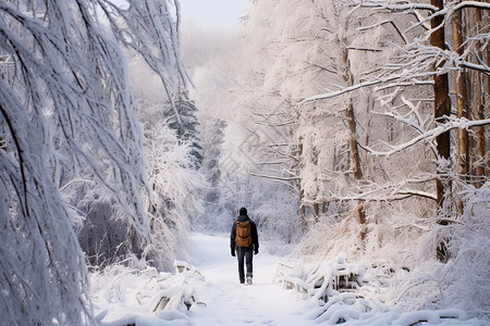 雪地徒步冬季的雪山徒步旅行背景