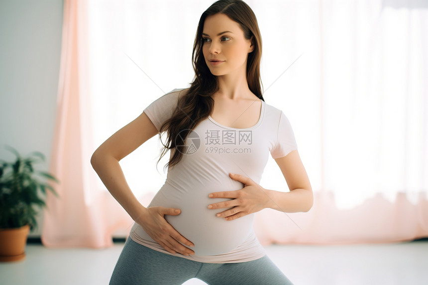 健身房中锻炼瑜伽的孕妇图片