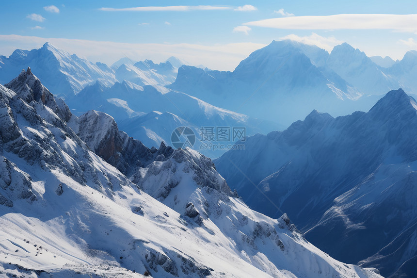 白雪皑皑的雪山景观图片