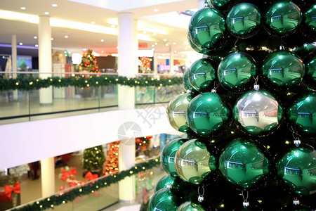 商场室内庆祝节日装饰的圣诞树图片