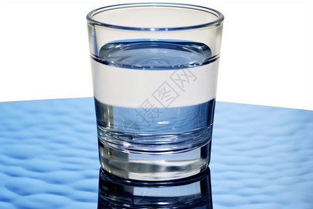 杯中纯净的饮用水图片
