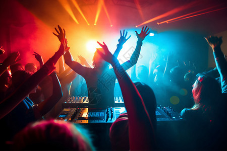 DJ舞曲俱乐部夜晚灯光下狂欢的场景背景