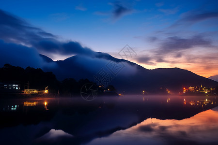 山薄雾晚上美丽的湖泊背景