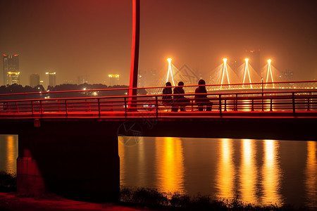 夜晚桥上的旅客图片