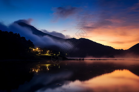 山薄雾反光的美丽湖泊背景