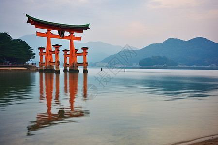 广岛县河水中的地标建筑背景