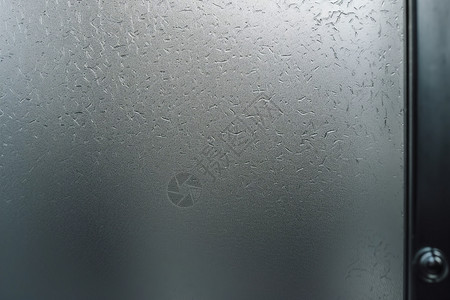 室外寒冷屋内窗户的寒气水珠背景图片