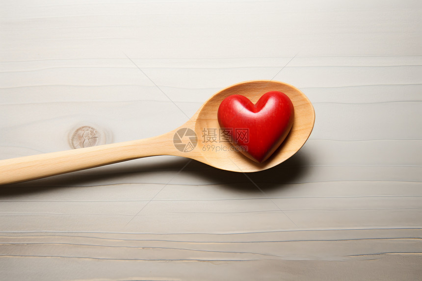 木勺里的心形食物图片