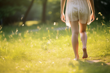 草坪中女性的腿图片