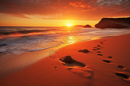 沙滩上的日落夕阳图片