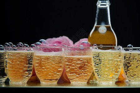 玻璃香槟玻璃杯中的气泡香槟设计图片