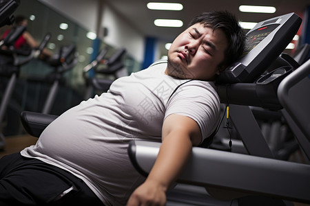 健身房中的肥胖男子高清图片