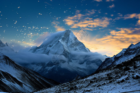 雪山上星云黄昏美丽的山脉背景