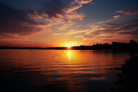 夕阳下的平静湖面背景图片