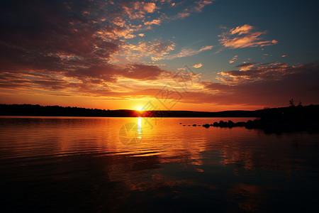 夕阳下的湖面和天空高清图片