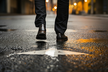 湿滑道路上行走的男人图片