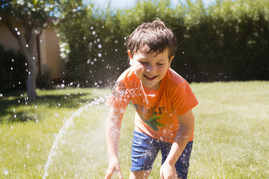 夏天花园中玩水的小男孩图片