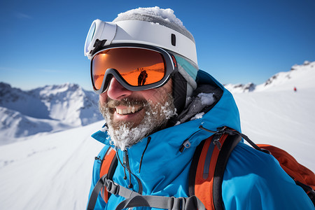 寒冷雪山中滑雪的男子图片