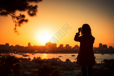城市山坡上欣赏落日的女子背景图片