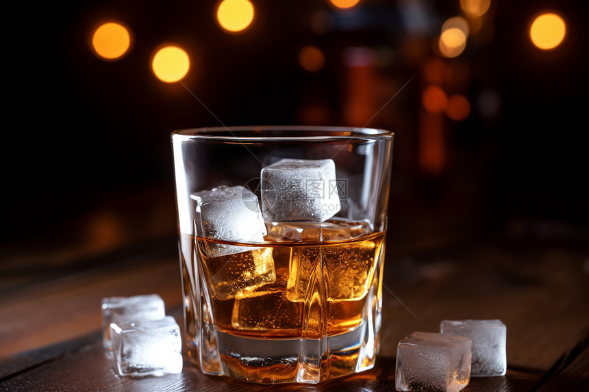 酒吧中冰镇的威士忌图片