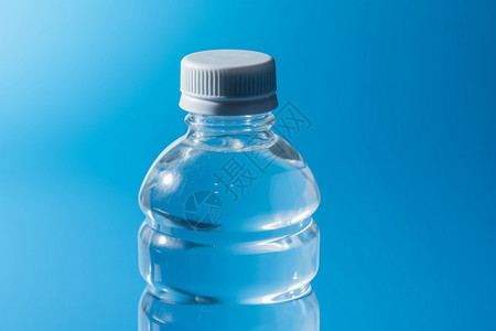 透明水瓶的瓶口图片