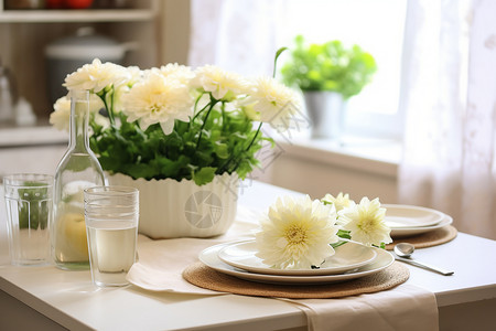 桌子上的白色花朵和盘子图片