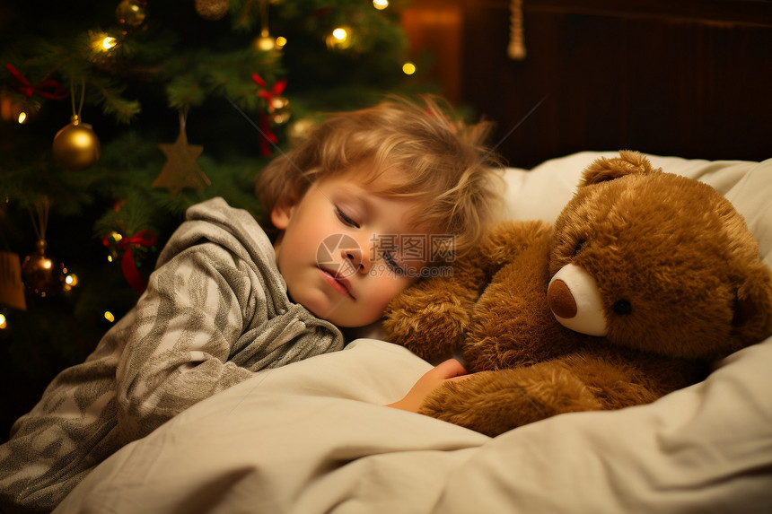 抱着泰迪熊入睡的小男孩图片