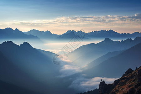 薄雾笼罩的日出山间景观图片