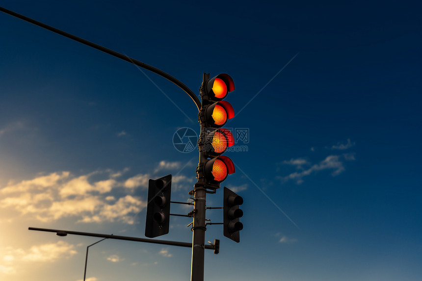 城市街道上的交通指示灯图片