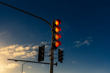 城市街道上的交通指示灯背景