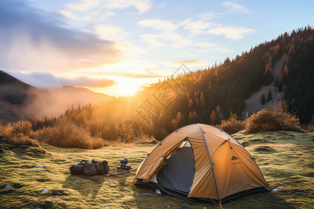 山脉的露营帐篷图片