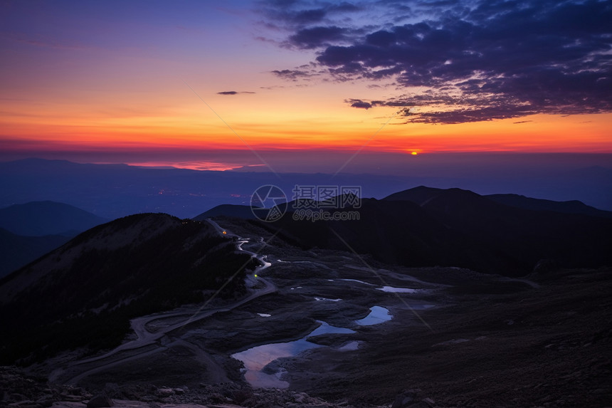 绚丽的山峰日落图片