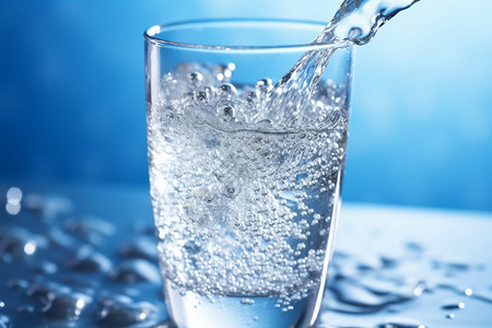 水玻璃杯倒入杯中的水设计图片