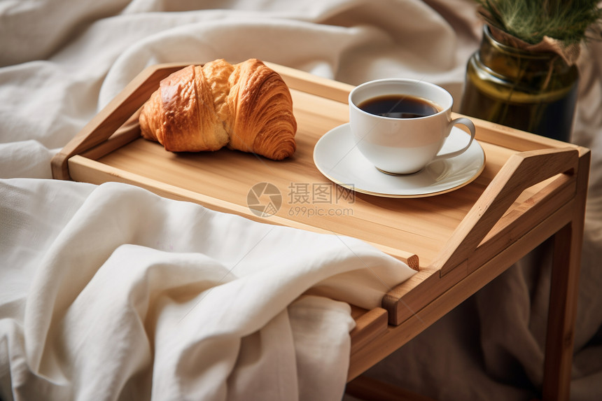 卧室床上的面包和咖啡图片
