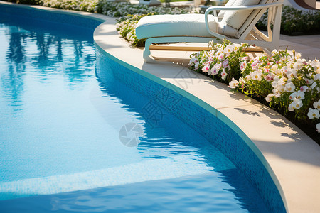 蓝色池水的游泳池图片