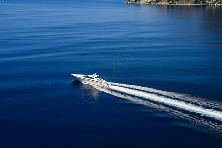 湖中的快艇豪华快艇高清图片