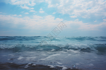 湛蓝的海浪与天空图片